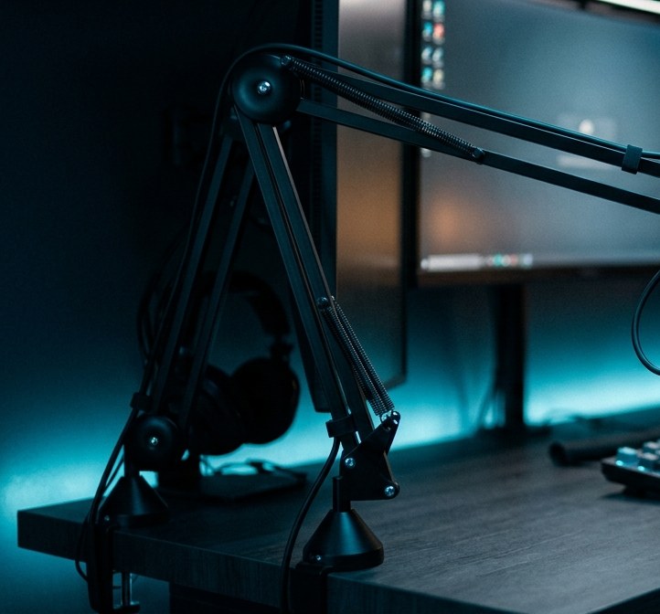 Bras de micro articulé dans un setup de streaming sombre